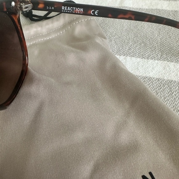 Kenneth Cole reaction tortoise sunglasses - Picture 3 of 4